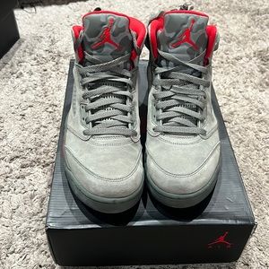 Jordan retro 5 (grey and red)